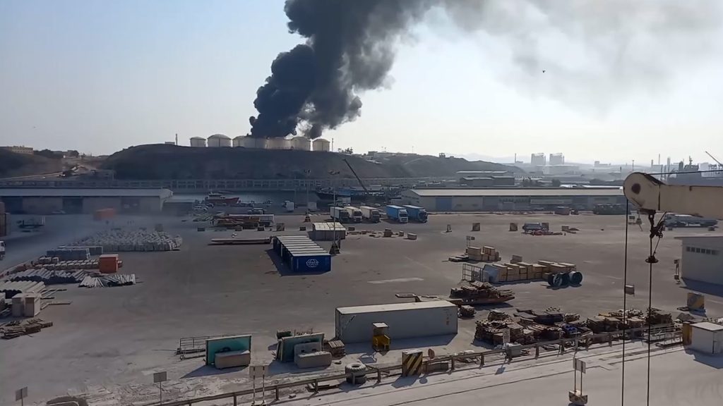 Incendiu major la o instalație petrolieră din Oman, pe fondul tensiunilor regionale Salalah, Oman – O serie de atacuri cu drone au lovit instalații de stocare a petrolului din portul Salalah, Oman, declanșând un incendiu de proporții
