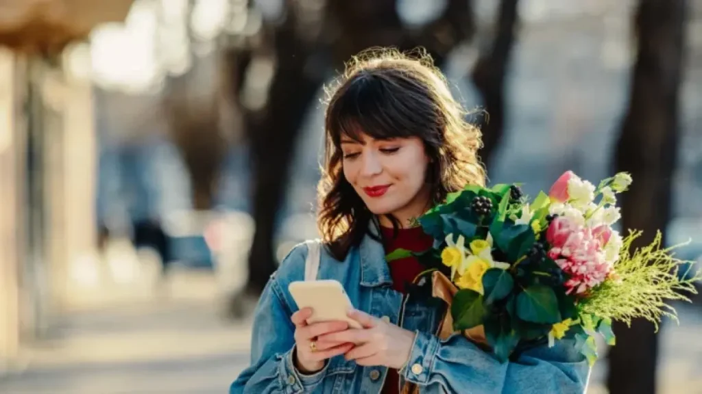 Bărbații au luat cu asalt târgurile și piețele pentru a celebra 8 martie, ziua femeii Bucuria primăverii și a recunoștinței pentru femei a umplut piețele și târgurile din România în această dimineață de duminică, 8 martie