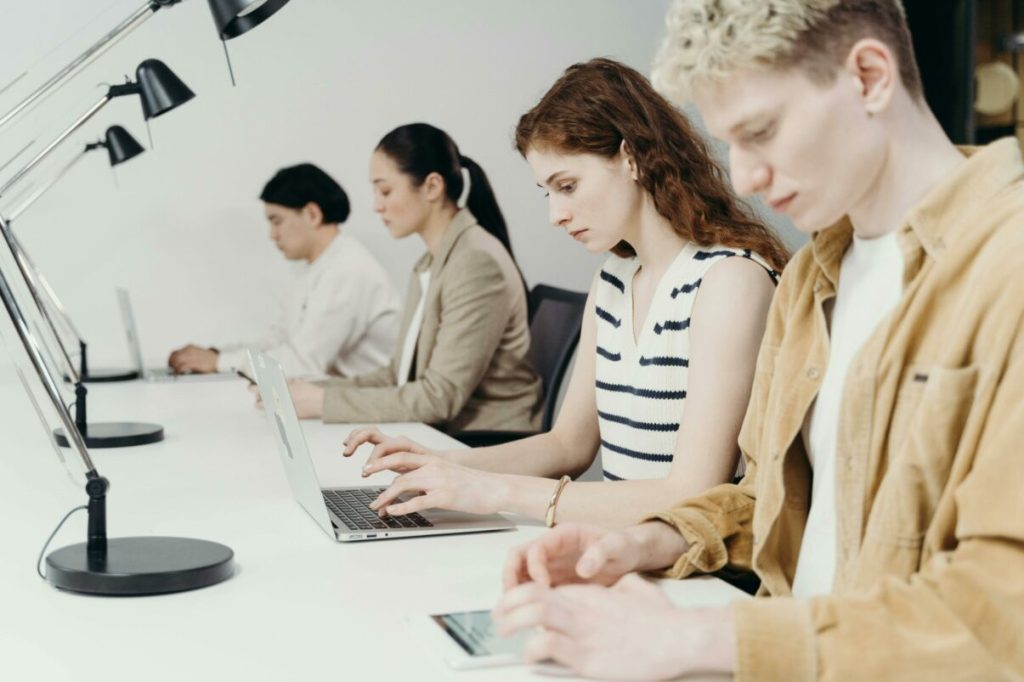 Meta concediază sute de angajați, inclusiv din divizia de realitate virtuală Compania Meta, cunoscută anterior ca Facebook, a anunțat miercuri că dă afară sute de angajați, afectând în special divizia Reality Labs, responsabilă cu dezvoltarea tehnologiilor de realitate virtuală și căști VR