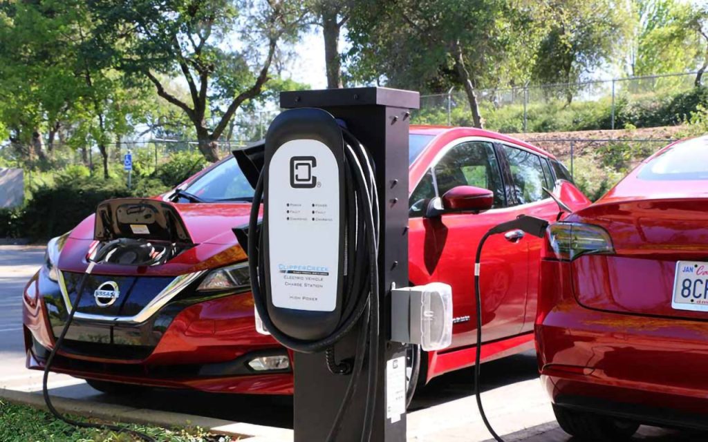 De ce încărcarea mașinilor electrice încetinește după un anumit punct Odată cu creșterea popularității mașinilor electrice, apar tot mai multe întrebări legate de modul în care acestea se încarcă