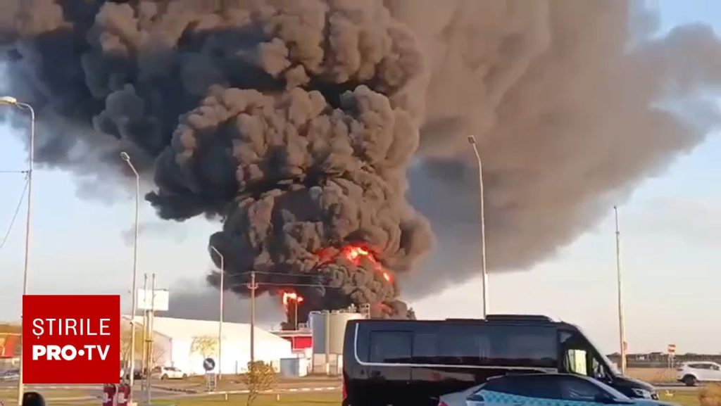 Arad: Nor negru de fum peste oraș! Incendiu puternic la o fabrică de polistiren (video)