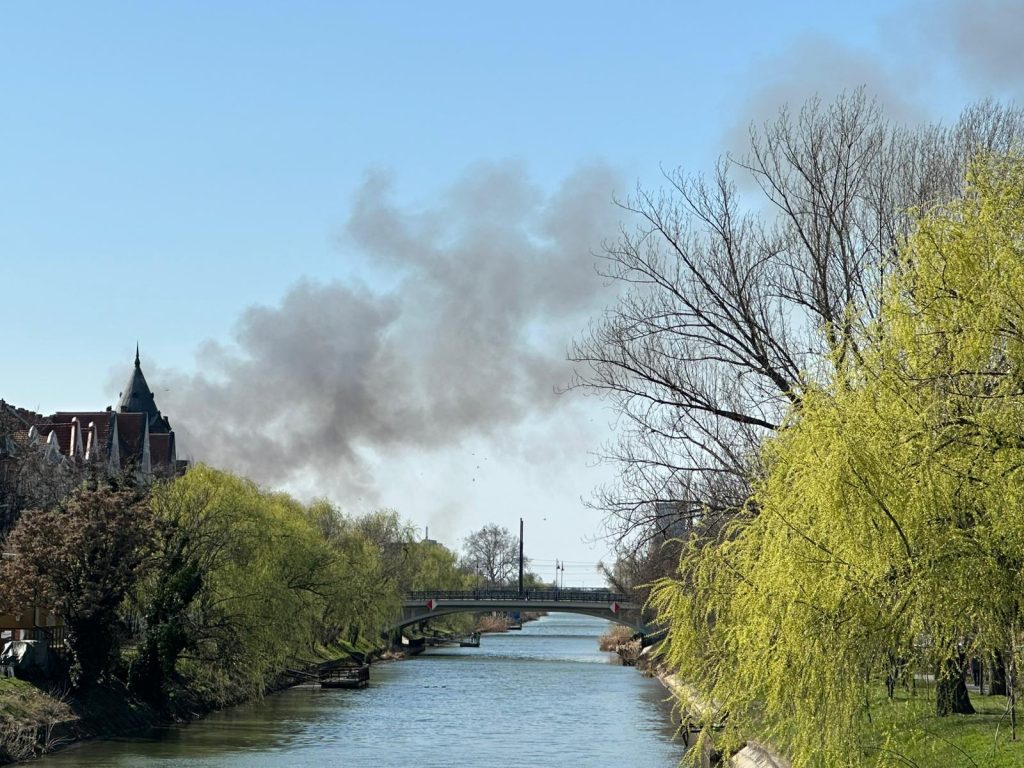 Incendiu în zona Freidorf, pompierii acționează pentru stingerea flăcărilor Miercuri, pompierii din Timișoara intervin pentru a lichida un incendiu izbucnit în zona Freidorf, în apropierea Liceului Tehnologic Transporturi Auto