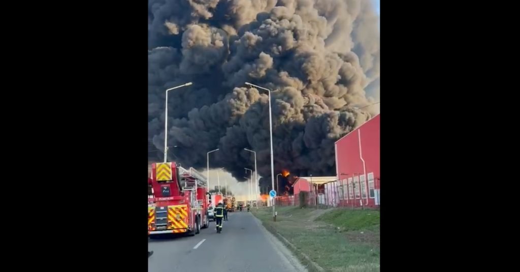 Incendiu major la o fabrică de polistiren din Arad, populația avertizată prin RO-Alert Un incendiu puternic a izbucnit miercuri dimineață la o fabrică de polistiren din municipiul Arad, generând cantități mari de fum