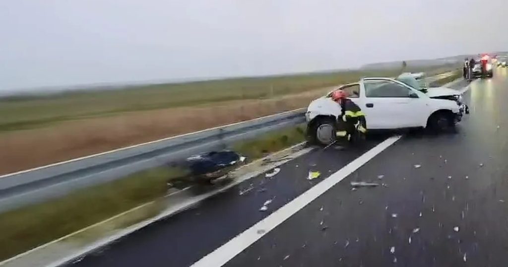 Autocar cu copii răsturnat pe Drumul Expres Pitești-Craiova: Șoferul unui autoturism, grav rănit Un autocar cu 42 de persoane la bord, dintre care 38 de copii, s-a răsturnat luni dimineață pe Drumul Expres Pitești – Craiova, în urma unei coliziuni cu un autoturism