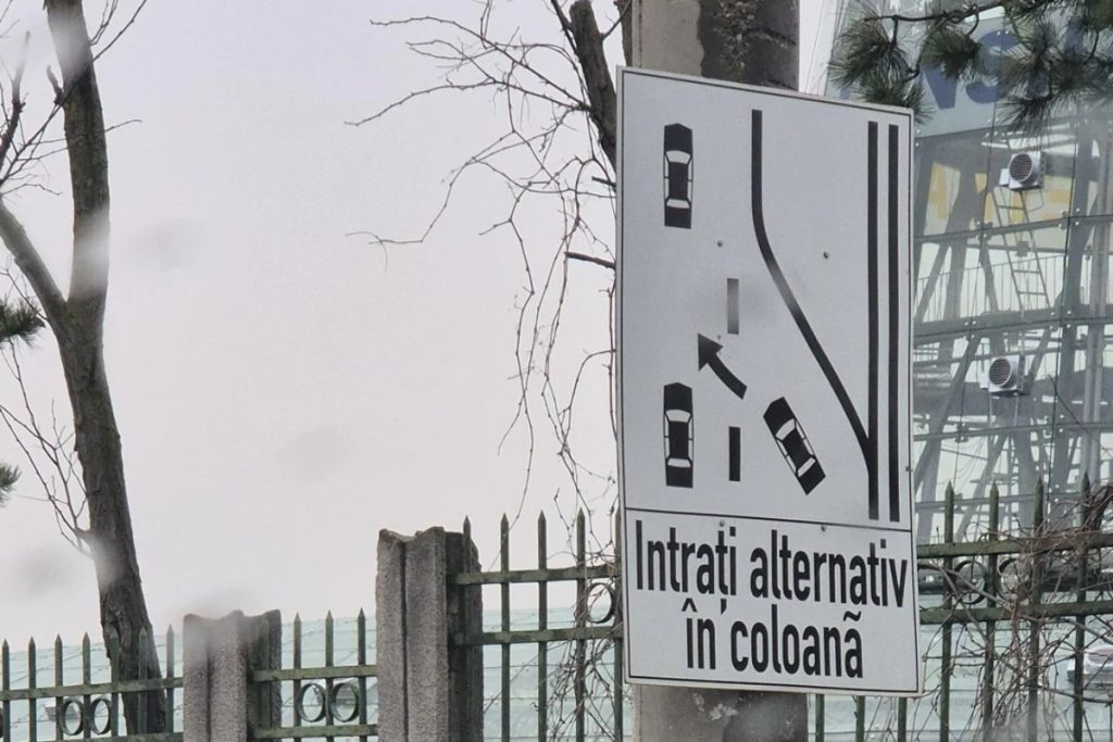 Regula fermoarului, o lecție de civilizație rutieră pentru șoferi În anul 2026, România a implementat o serie de modificări în ceea ce privește regulile de circulație, printre acestea numărându-se și o mai bună organizare a traficului în zonele cu restricții sau lucrări