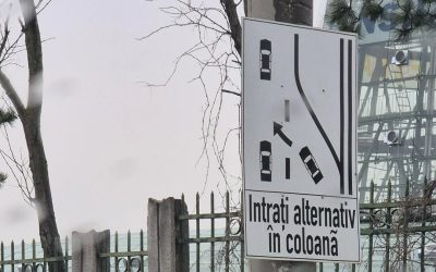 Regula fermoarului, o lecție de civilizație rutieră pentru șoferi În anul 2026, România a implementat o serie de modificări în ceea ce privește regulile de circulație, printre acestea numărându-se și o mai bună organizare a traficului în zonele cu restricții sau lucrări