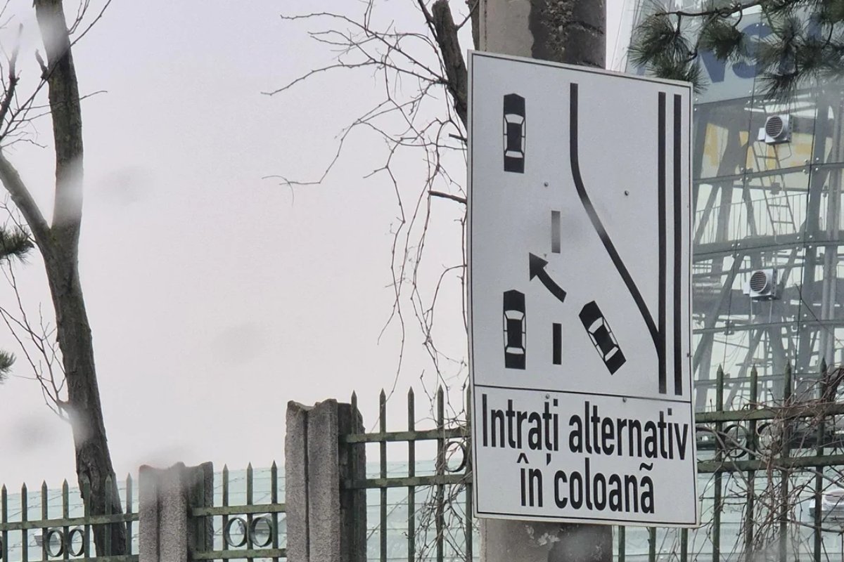 Regula fermoarului, o lecție de civilizație rutieră pentru șoferi În anul 2026, România a implementat o serie de modificări în ceea ce privește regulile de circulație, printre acestea numărându-se și o mai bună organizare a traficului în zonele cu restricții sau lucrări