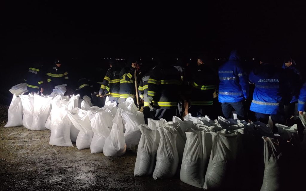Vrancea, sub ape: Un om salvat, 160+ refuză evacuarea