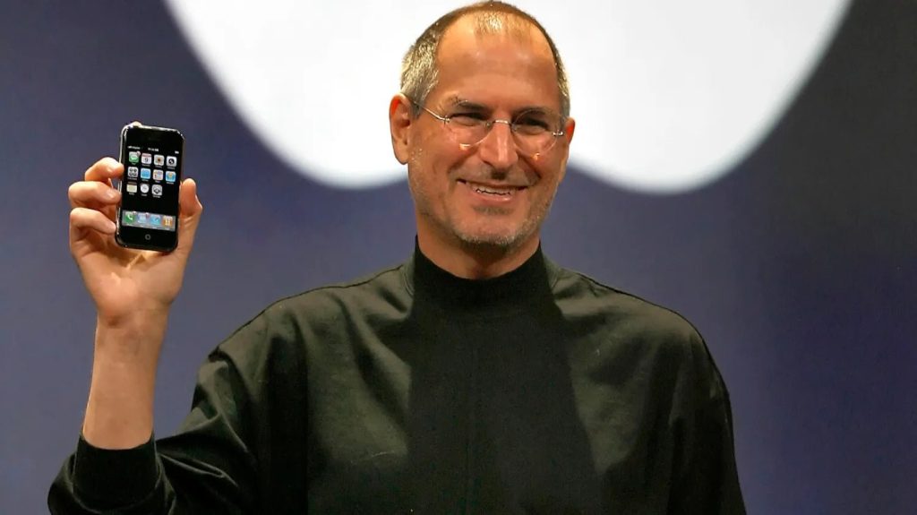 Un iPhone cu o bucată din puloverul lui Steve Jobs: un gadget de colecție la preț exorbitant O companie specializată în produse de lux a lansat o ediție limitată de iPhone-uri care include, într-un mod inedit, un fragment din puloverul negru cu guler înalt purtat de Steve Jobs
