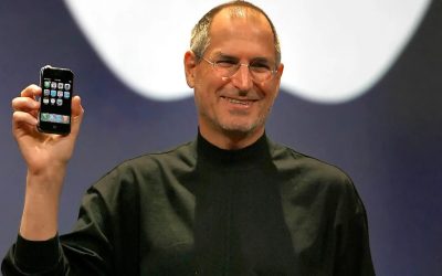 Un iPhone cu o bucată din puloverul lui Steve Jobs: un gadget de colecție la preț exorbitant O companie specializată în produse de lux a lansat o ediție limitată de iPhone-uri care include, într-un mod inedit, un fragment din puloverul negru cu guler înalt purtat de Steve Jobs