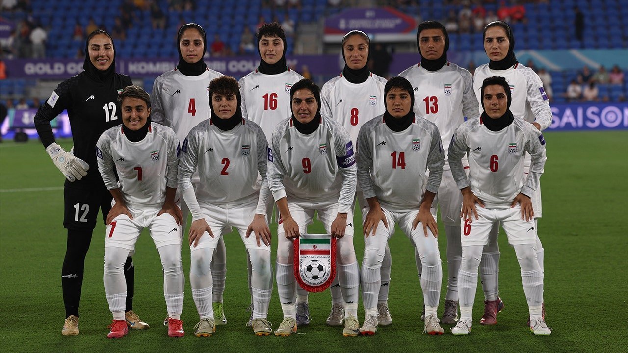 Fotbalul iranian, umbrit de tensiuni politice: Tăcere pe fondul conflictului Echipa națională feminină de fotbal a Iranului a produs un moment controversat, dar în același timp elocvent, la începutul Cupei Asiatice, refuzând să cânte imnul național