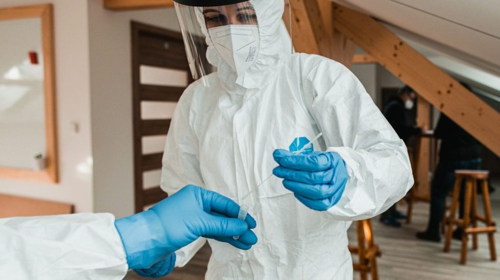 Asistent Medical, Acuzat de Luare de Mită în Schimbul Angajării la Spitalul din Oradea Procurorii Parchetului de pe lângă Tribunalul Bihor au finalizat șase acorduri de recunoaștere a vinovăției într-un dosar de corupție ce vizează angajări la unități spitalicești din Oradea