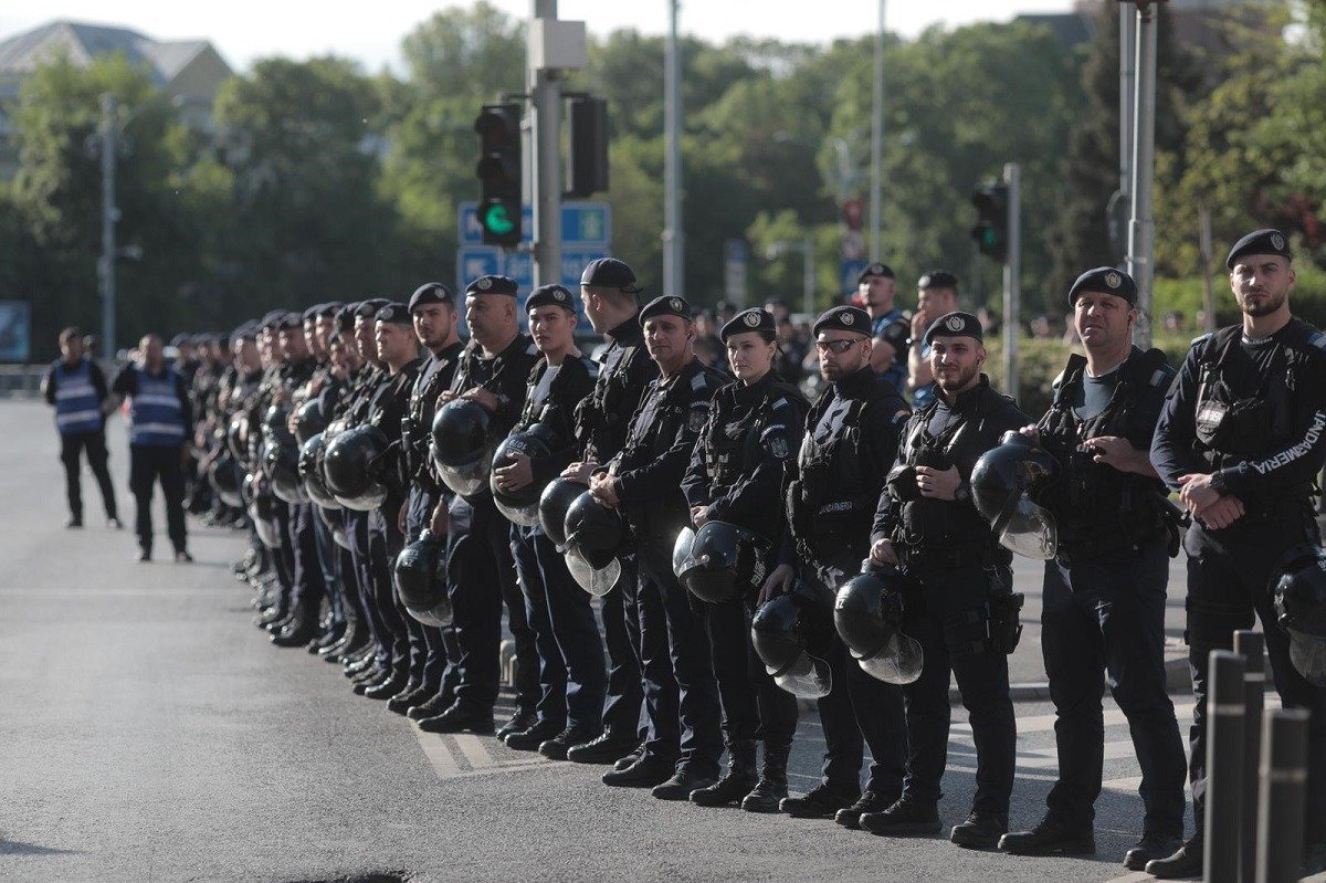 Jandarmeria Capitalei intensifică măsurile de securitate pentru un protest pro-Palestina Jandarmeria Capitalei va asigura un dispozitiv sporit de ordine și siguranță publică cu ocazia protestului de duminică, organizat de „Grupul Informal Solidaritate România-Palestina”, în fața Teatrului Național București