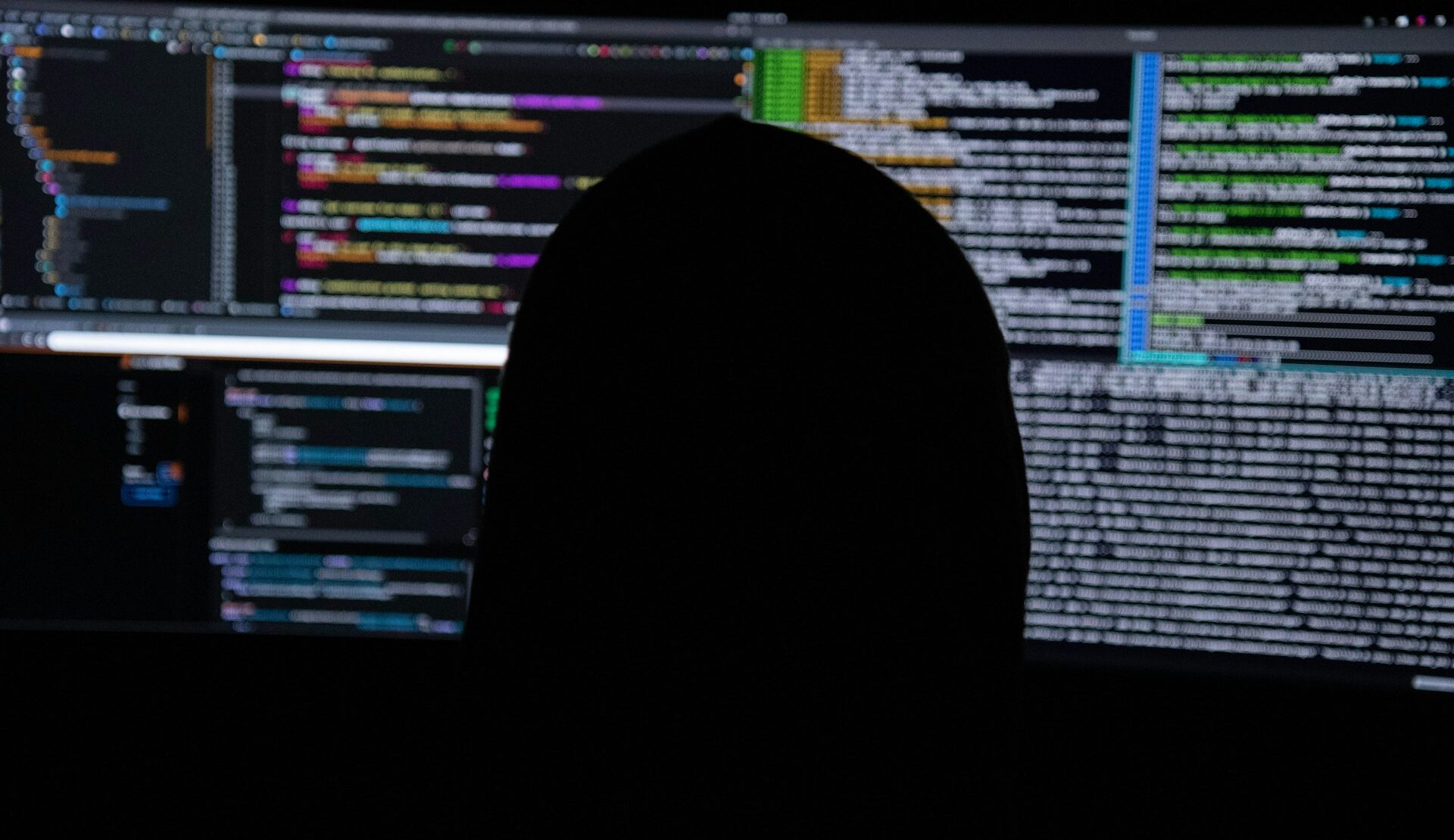 DIICOT, în colaborare cu autoritățile de la Paris, a destructurat o rețea globală de hackeri Procurorii Direcției de Investigare a Infracțiunilor de Criminalitate Organizată și Terorism (DIICOT) au desfășurat, miercuri, o operațiune amplă alături de autoritățile judiciare din Franța, vizând trustul „Hackerilor”