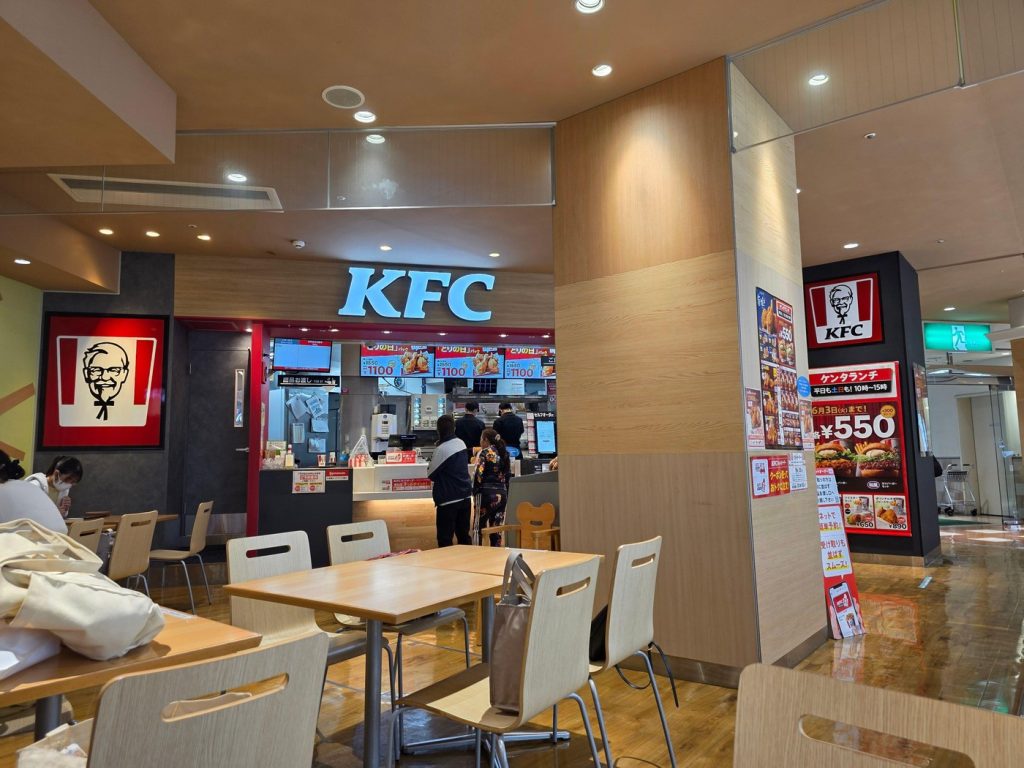 Sphera Franchise Group anunță extinderea și modernizarea restaurantelor în România Sphera Franchise Group, operatorul unor branduri cunoscute de restaurante, inclusiv KFC, Taco Bell și Hard Rock Cafe, plănuiește să deschidă 11 noi locații în România în 2026