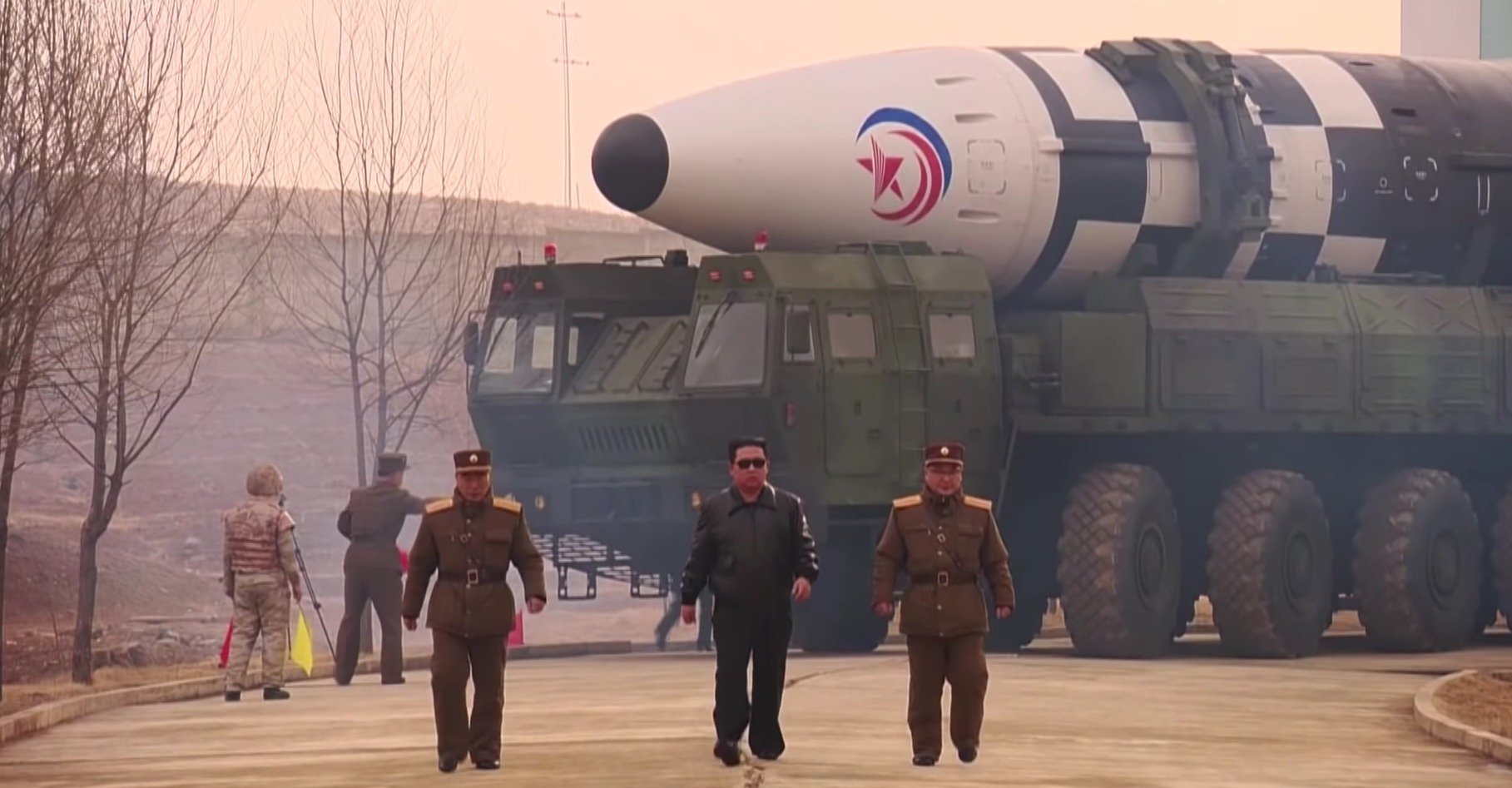 Kim Jong-un, mai bogat cu 14,4 miliarde de dolari după doi ani de sprijin militar pentru Rusia Coreea de Nord a acumulat 14,4 miliarde de dolari în ultimii doi ani, datorită implicării militare alături de Rusia