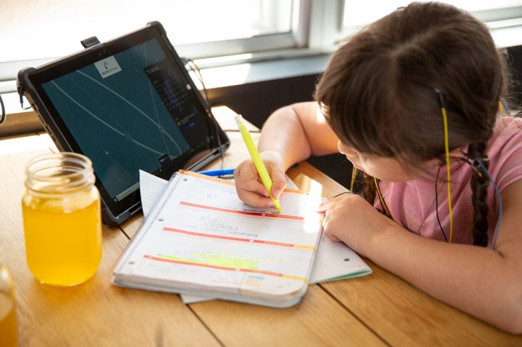 Dificultăți de învățare la copii: o problemă reală, soluții inovatoare În fiecare clasă, chiar și în cele în care elevii dau dovadă de inteligență și curiozitate, unii copii se confruntă cu dificultăți în procesul de învățare