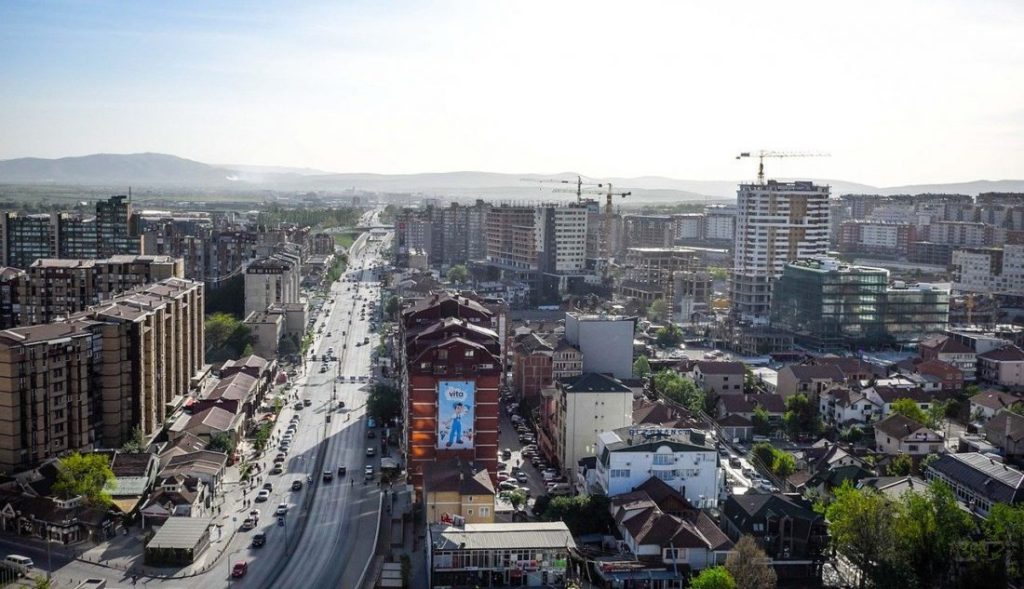 Curtea Constituțională din Kosovo invalidează decizia de dizolvare a parlamentului Curtea Constituțională din Kosovo a invalidat miercuri decretul prezidențial prin care șefa statului, Vjosa Osmani, dizolvase parlamentul și decretase alegeri anticipate