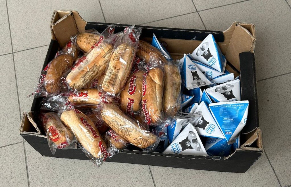 Părinți din Sibiu cer îmbunătățirea calității produselor din programul „Laptele și cornul” Un grup de părinți din județul Sibiu a lansat o petiție online prin care solicită îmbunătățirea calității produselor distribuite elevilor prin programul guvernamental „Laptele și cornul”