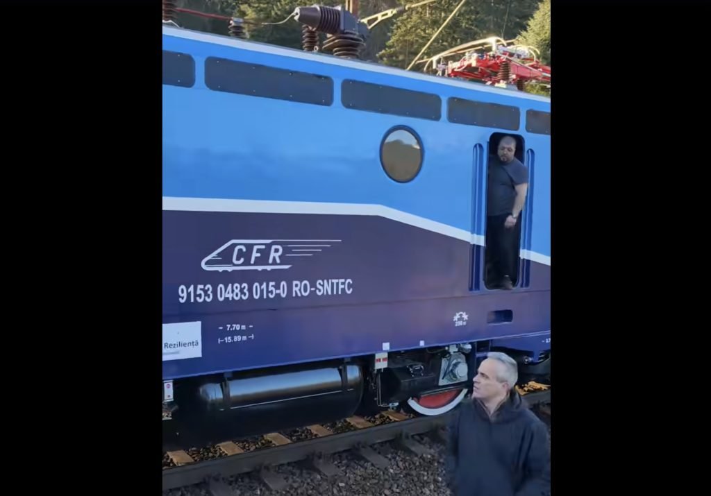 Locomotivă modernizată, defectă la scurt timp după reintrarea în circulație; Dan Badea, pasager O locomotivă modernizată la SCRL Brașov s-a defectat la scurt timp după ce a fost preluată de CFR Călători și a intrat în circulație, a relatat Club Feroviar