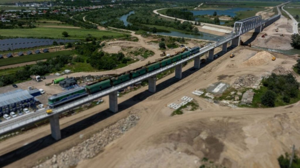 Lucrările la calea ferată București-Giurgiu perturbă traficul: autobuzele de înlocuire înregistrează întârzieri și bilete mai scumpe Începând de luni, 16 martie, călătorii care obișnuiau să folosească trenul direct București-Giurgiu s-au confruntat cu o schimbare majoră