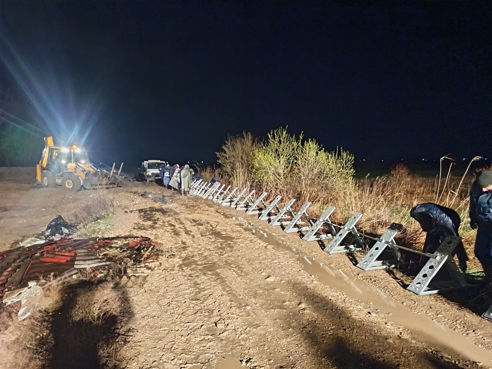 DJ 205D din Vrancea, în pericol de prăbușire: 10.000 de locuitori, riscă izolarea O porțiune din Drumul Județean 205D, situat în județul Vrancea, s-a prăbușit din cauza condițiilor hidrometeorologice extreme