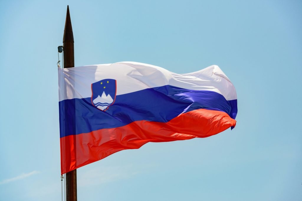 Slovenia: Scandalul înregistrărilor secrete zguduie alegerile Guvernul sloven a reacționat dur la publicarea anonimă a unor înregistrări video clandestine, denunțând un „atac la adresa democrației”, cu doar câteva zile înainte de alegerile legislative
