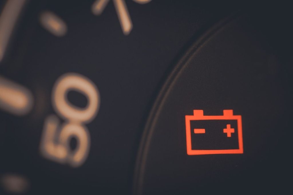 Problemele aparent misterioase ale mașinilor electrice și hibride: atenție la bateria de 12V Mașinile electrice și hibride pot prezenta simptome neașteptate, care pot părea inițial semne ale unor defecțiuni majore