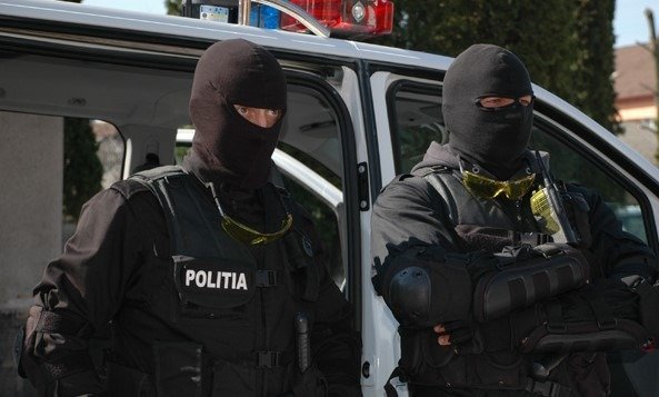 Descinderi spectaculoase în Timișoara: Clanul Cîrpaci, vizat de autoritățile germane Polițiști de la Crimă Organizată și procurori DIICOT au efectuat joi percheziții la proprietățile familiei Cîrpaci din Timișoara, în urma unui mandat emis de autoritățile din Munchen