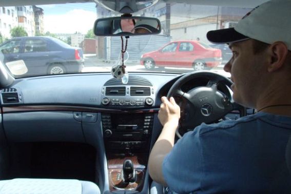 Sute de șoferi amendați pentru nereguli la volanul mașinilor cu volan pe dreapta Poliția Rutieră a aplicat amenzi unui număr semnificativ de șoferi care conduceau autovehicule cu volan pe partea dreaptă, conform unui comunicat recent