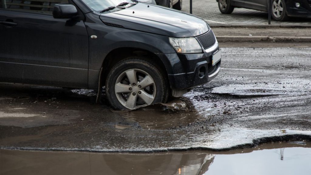 Groapă în asfalt, urmări pe șosea: Cum evaluezi daunele la roată după un impact Impactul cu o groapă în asfalt poate fi urmat de decizii rapide care determină siguranța continuării călătoriei