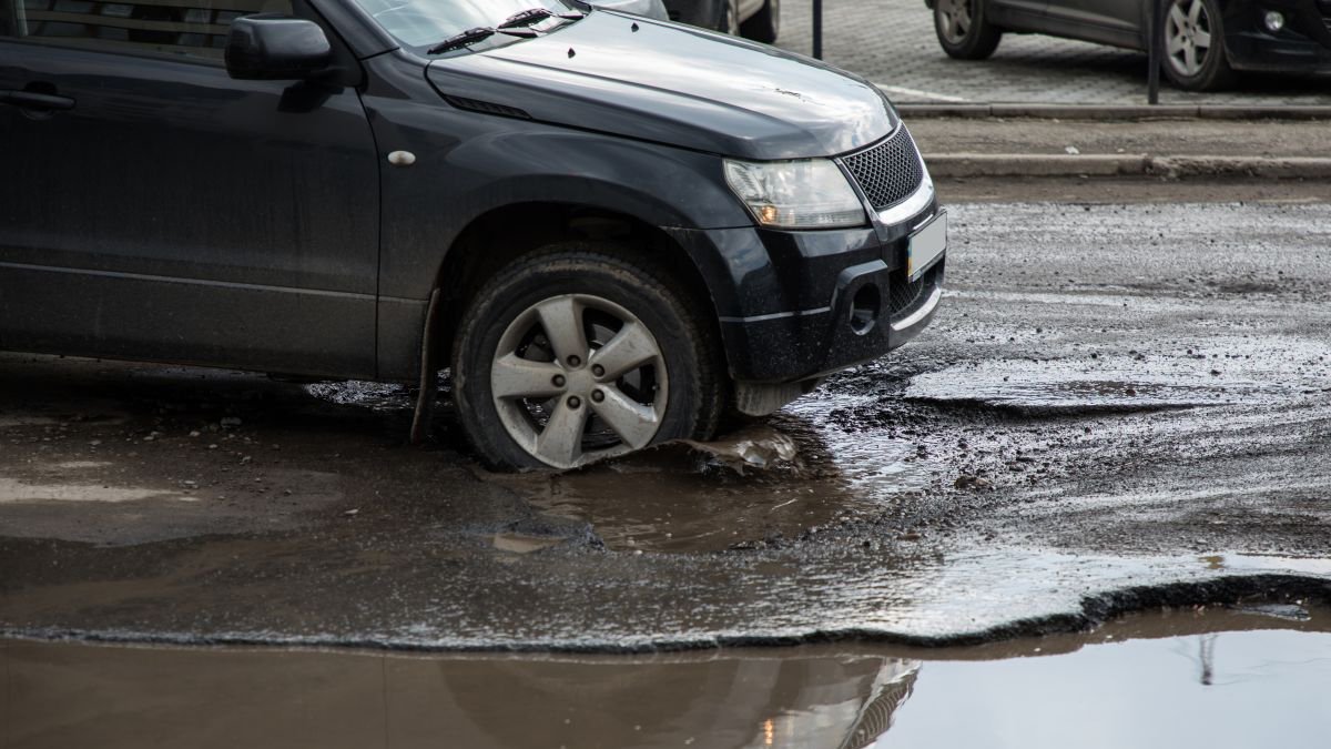 Groapă în asfalt, urmări pe șosea: Cum evaluezi daunele la roată după un impact Impactul cu o groapă în asfalt poate fi urmat de decizii rapide care determină siguranța continuării călătoriei