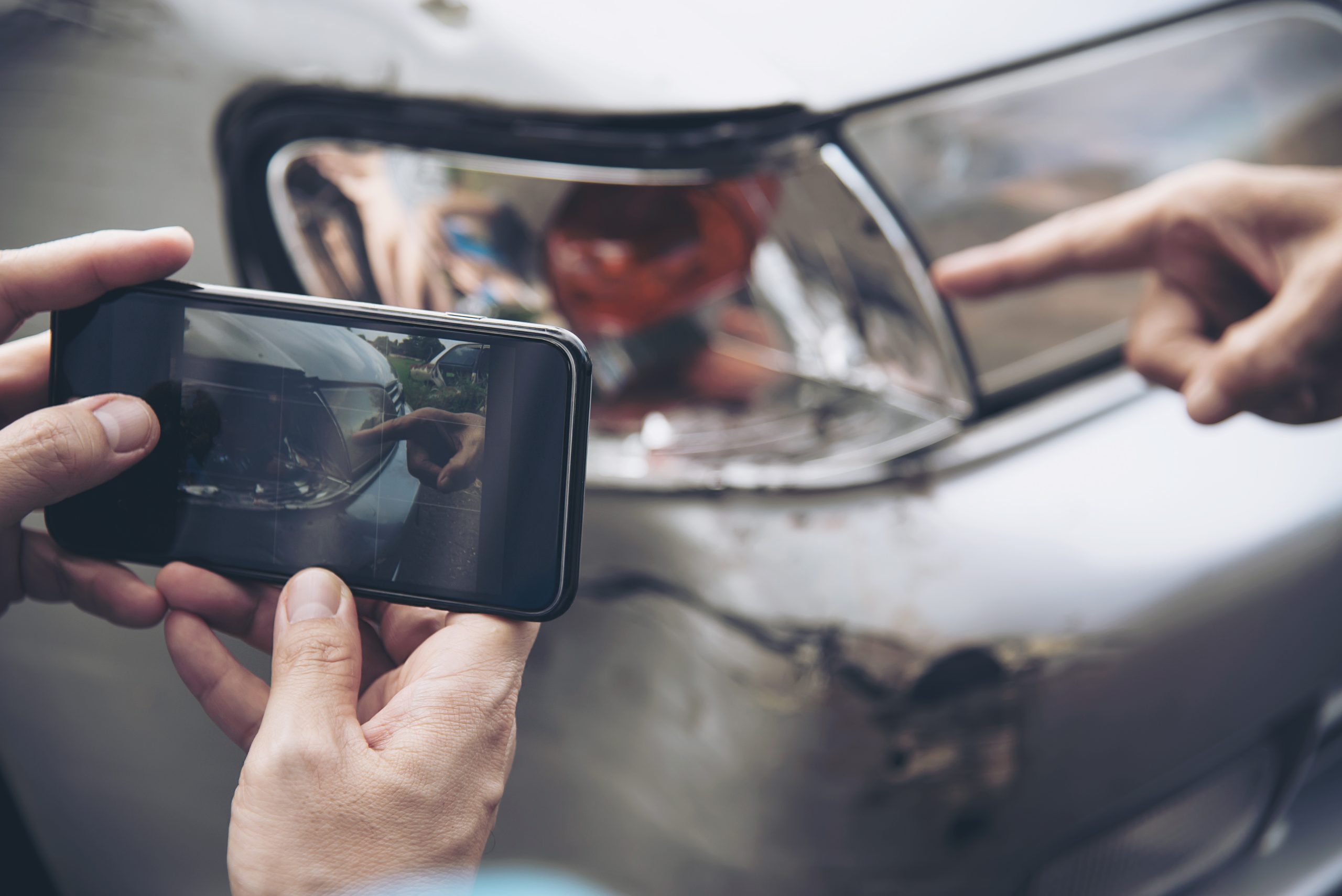 Accident în parcare: Ce faci dacă lovești o mașină și proprietarul nu este de față Un incident minor într-o parcare poate declanșa o serie de proceduri legale