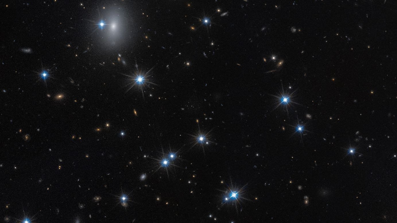 O galaxie „fantomatică”, compusă 99,9% din materie întunecată, a fost descoperită în roiul Perseu Cercetătorii au anunțat descoperirea unei galaxii extrem de palide, numită CDG-2, situată în regiunea roiului Perseu, o aglomerare masivă de galaxii
