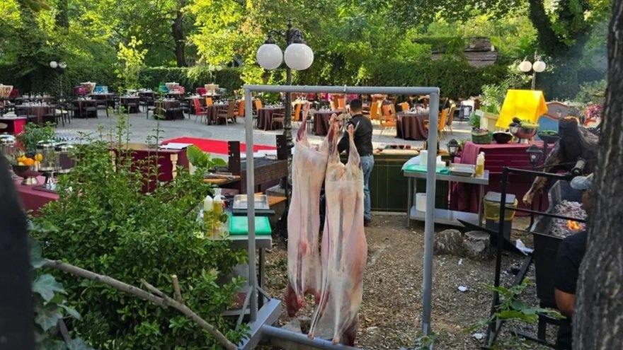 Paște cu miel: ANSVSA recomandă achiziționarea cărnii din surse verificate Cu doar două săptămâni înainte de Paște, românii se pregătesc pentru una dintre cele mai importante sărbători din an, iar carnea de miel rămâne un element central al mesei festive