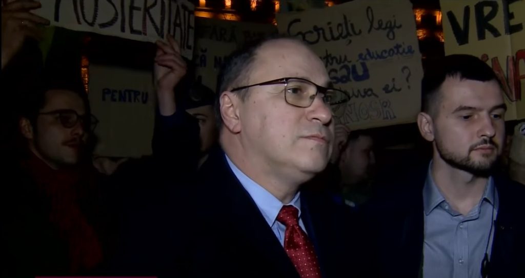 Studenții au protestat în Piața Victoriei, cerând o finanțare adecvată pentru educație București, 23 martie 2024 – Studenții din Alianța Națională a Organizațiilor Studențești din România (ANOSR) au organizat un protest sâmbătă în Piața Victoriei, atrăgând atenția asupra necesității unei finanțări corespunzătoare pentru educație