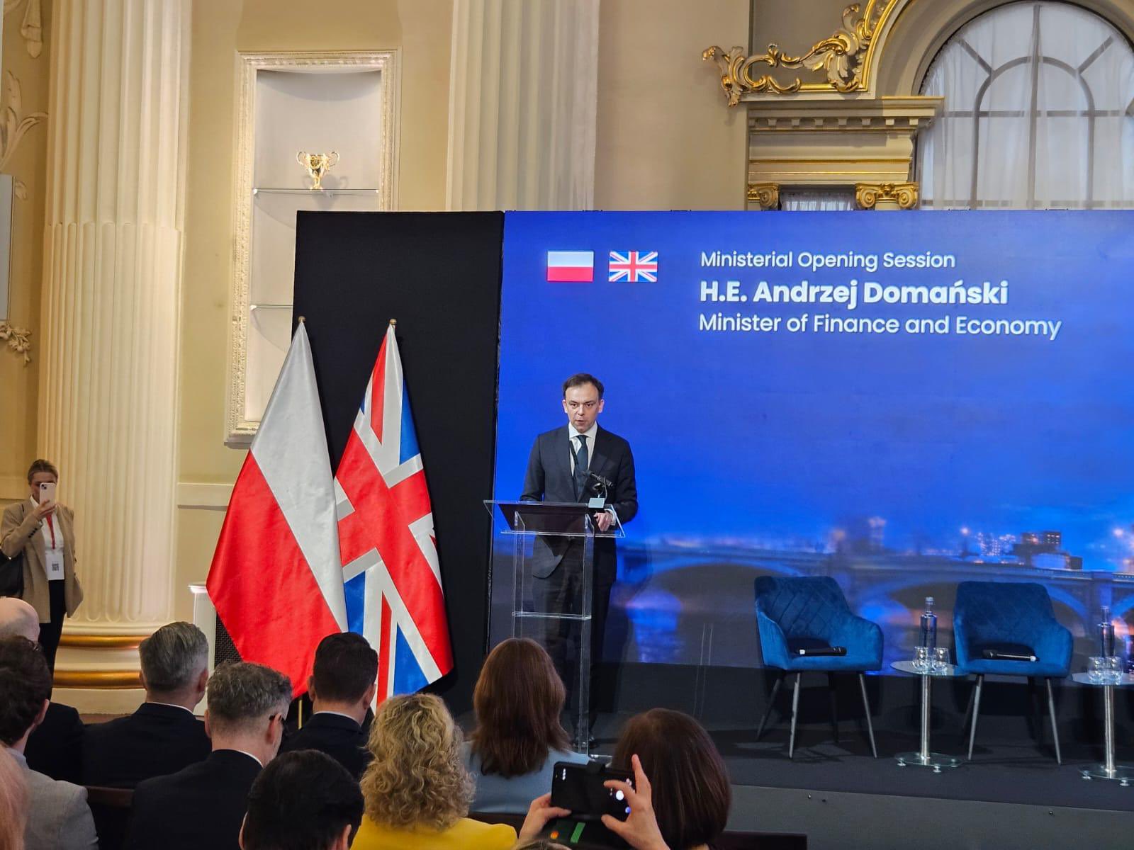 Polonia pune accent pe finanțarea europeană a apărării, dar explorează și alte căi Polonia prioritizează programul de finanțare a apărării al Uniunii Europene, dar este implicată și în grupuri de lucru tehnice menite să exploreze mecanisme financiare alternative