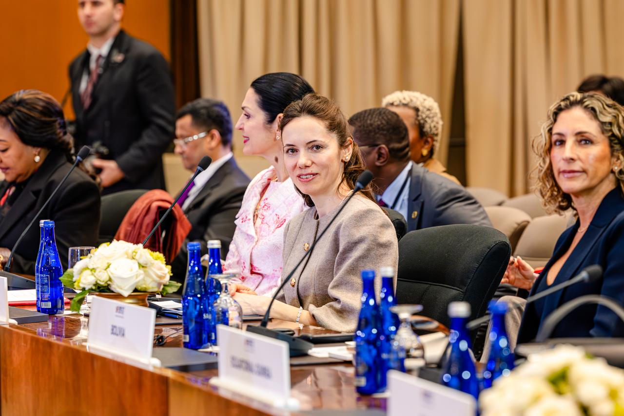 O gafă diplomatică și direcții pentru educația digitală: delegația română la summitul de la Casa Albă Summitul pentru educație digitală, desfășurat recent la Casa Albă, a reunit reprezentanți din mai multe state, experți în tehnologie și specialiști în educație, cu scopul de a identifica soluții pentru utilizarea sigură și responsabilă a tehnologiilor și a inteligenței artificiale de către copii și tineri