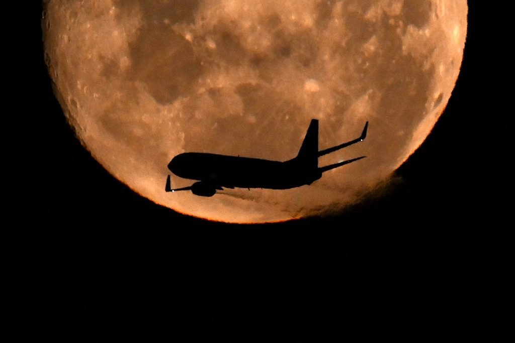 Misterul magnetismului lunar: De ce unele roci de pe Lună au avut un câmp magnetic puternic? Oamenii de știință au descoperit de mult timp că unele roci lunare vechi de miliarde de ani prezintă semne ale unui magnetism mult mai puternic decât cel slab observat în prezent pe Lună