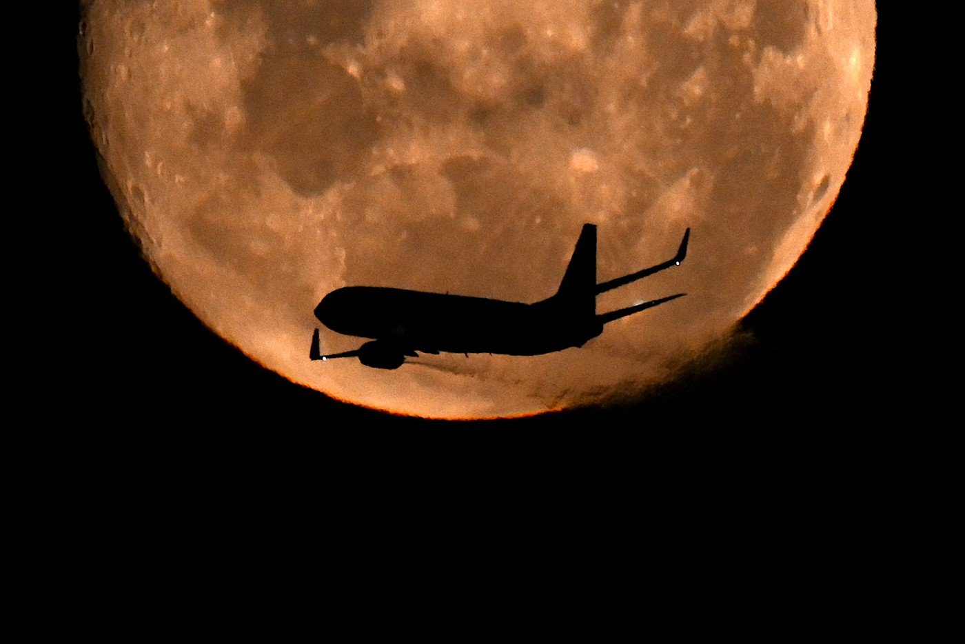 Misterul magnetismului lunar: De ce unele roci de pe Lună au avut un câmp magnetic puternic? Oamenii de știință au descoperit de mult timp că unele roci lunare vechi de miliarde de ani prezintă semne ale unui magnetism mult mai puternic decât cel slab observat în prezent pe Lună