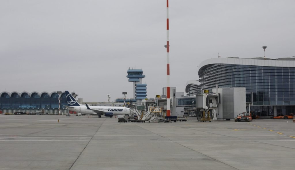 Unsprezece companii și asocieri de firme vor să modernizeze pista aeroportului Otopeni Un total de 12 oferte au fost depuse pentru licitația de modernizare a Pistei 1 a Aeroportului Internațional „Henri Coandă” din Otopeni, un proiect cu o valoare estimată de 106 milioane de euro