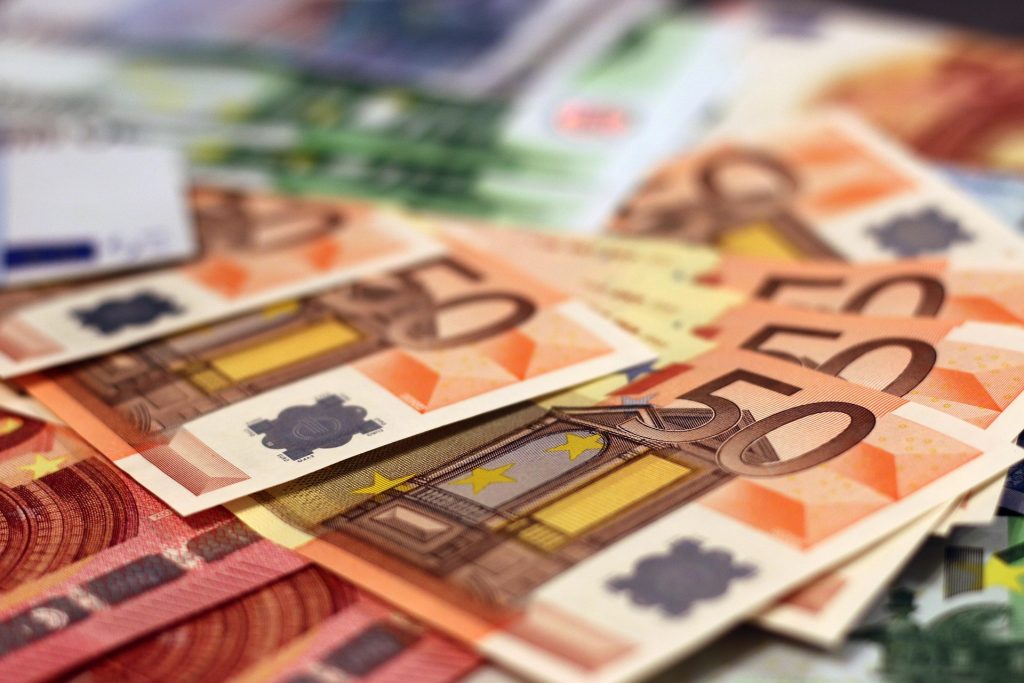 Bancnote de 5 euro împrăștiate pe o șosea din Italia: șoferi opresc pentru a aduna banii Un eveniment neobișnuit a avut loc pe șoseaua de centură sudică a orașului Squinzano, situat în provincia Lecce, Italia
