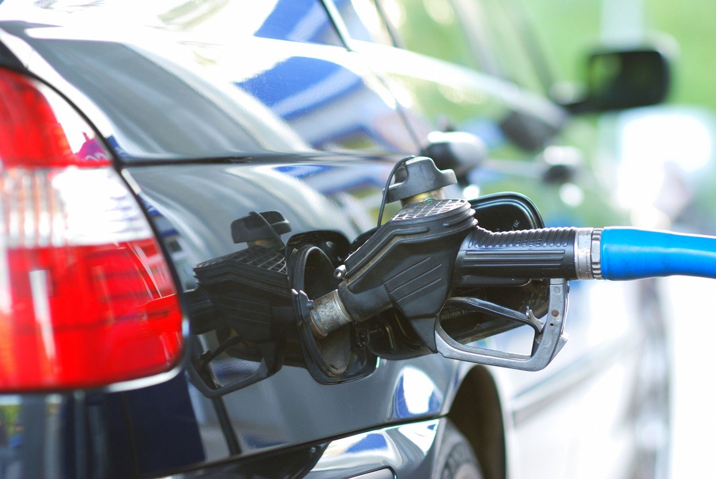 Scăderea prețului petrolului nu se traduce neapărat în ieftiniri la pompă Prețul petrolului se menține în jurul valorii de 110-112 dolari pe baril, iar motorina continuă să coste peste 1.150 de dolari pe tonă pe piețele internaționale