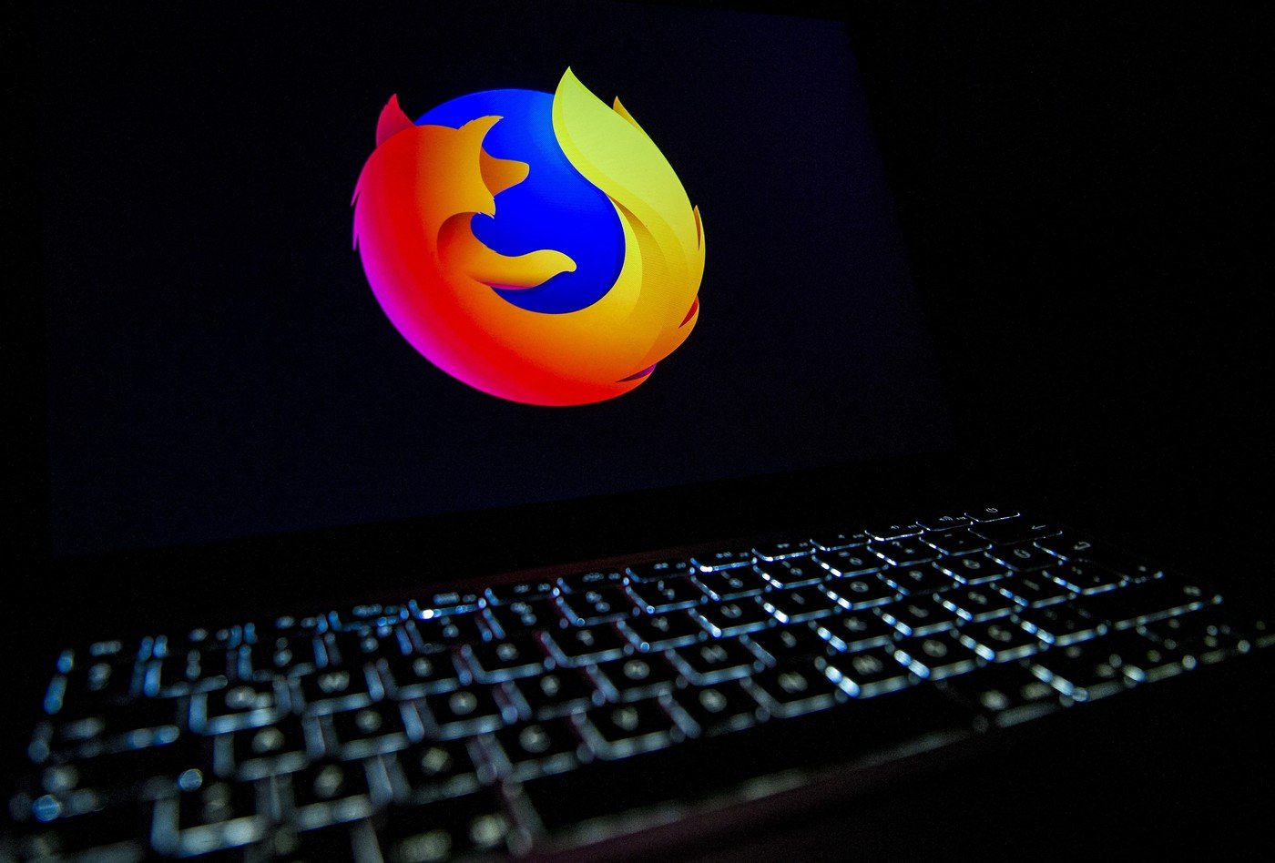 Firefox introduce un VPN gratuit, dar cu limitări, și îmbunătățește funcțiile de productivitate Mozilla lansează o actualizare majoră pentru browserul Firefox, aducând o funcție VPN gratuită și îmbunătățiri pentru productivitate