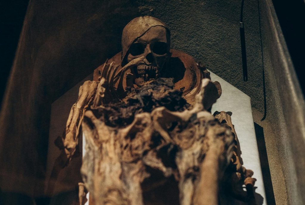 Descoperire uluitoare: Oase umane preistorice, conservate prin afumare, sfidează preconcepțiile O descoperire arheologică recentă, adusă în atenția publicului prin intermediul studiilor de specialitate, a scos la iveală o metodă de conservare a oaselor umane, prin afumare, practicată cu mii de ani înaintea tradițiilor de mumificare considerate, până acum, cele mai vechi din lume