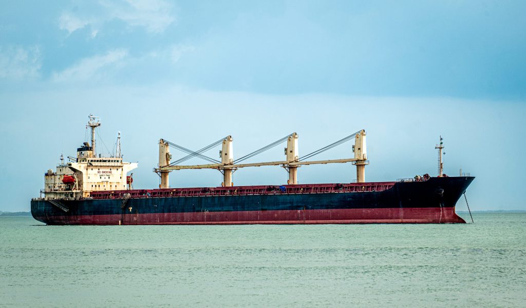 SUA pregătește escortarea navelor comerciale în Strâmtoarea Ormuz Marina militară americană se pregătește să escorteze navele comerciale care tranzitează Strâmtoarea Ormuz, o rută maritimă vitală pentru comerțul global de energie, a anunțat vineri secretarul american al energiei, Chris Wright