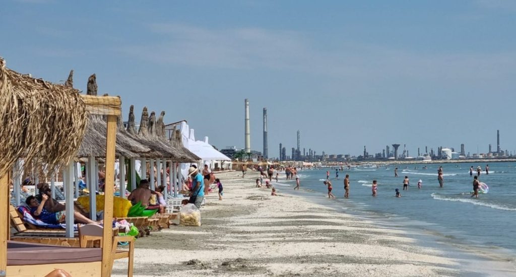 Operatorii de plajă contestă licitațiile pentru sectoarele de nisip, invocând lipsa utilităților Asociația Operatorilor de Plajă (AOP) a deschis un nou front de luptă cu autoritățile, contestând licitațiile pentru concesionarea unor porțiuni de plajă