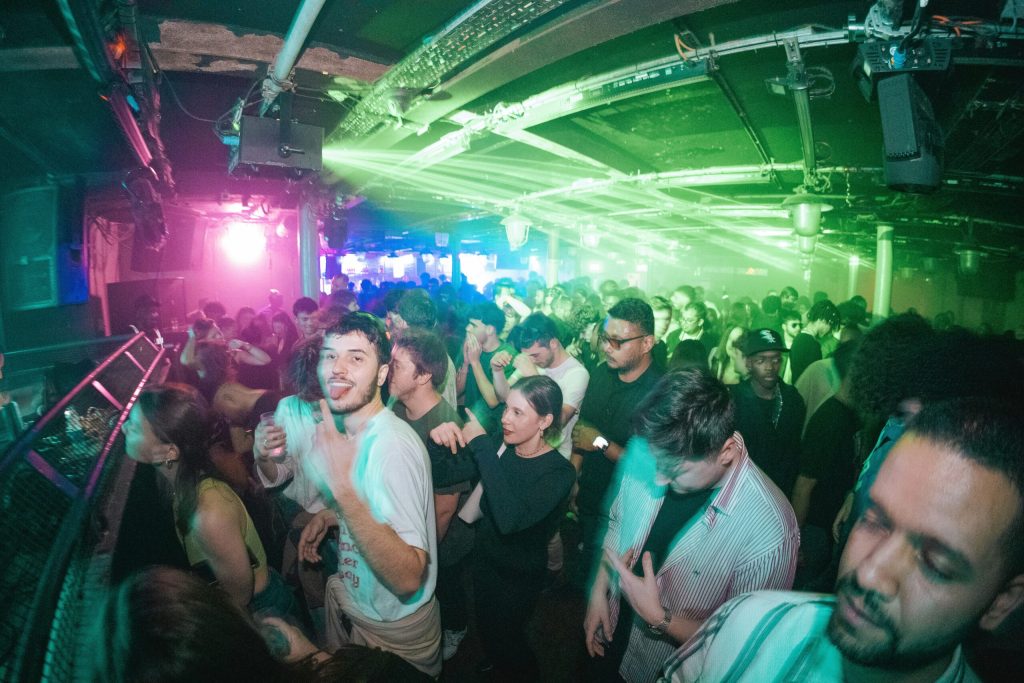 Tineri adulți din Generația Z, predispuși la consum excesiv de alcool, arată un studiu recent Aproximativ șapte din zece tineri adulți din Generația Z au recunoscut că au consumat alcool în exces cel puțin o dată în ultimul an, conform unui studiu realizat de University College London (UCL)