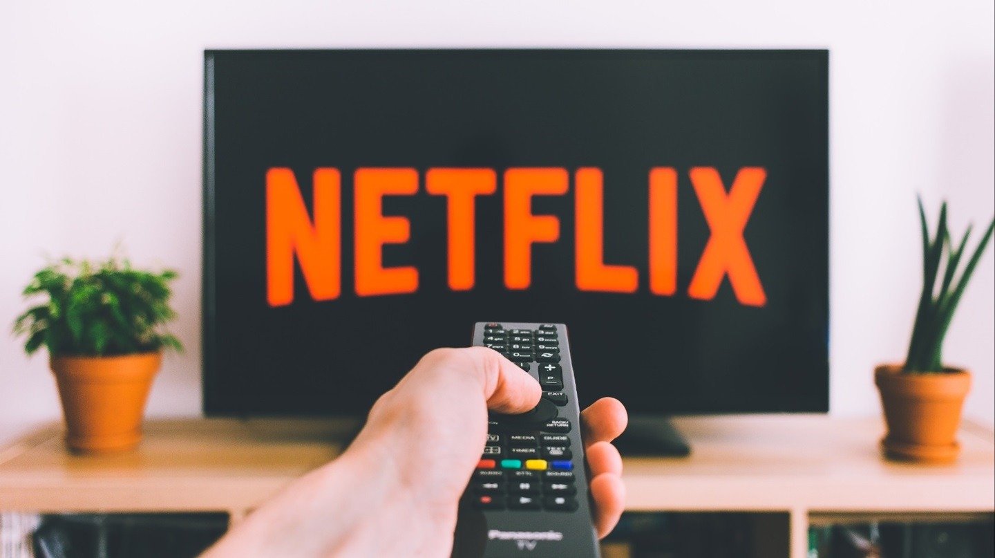 Netflix: Cum să găsești filme bune fără să pierzi o seară întreagă Platforma de streaming Netflix, deși vastă, poate transforma alegerea unui film într-o aventură obositoare