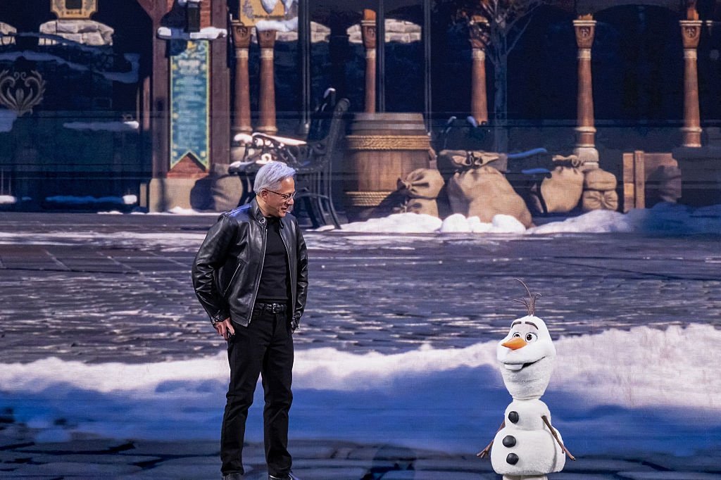 Olaf, robotul Disney creat de Nvidia, între sclipici tehnologic și provocări reale Apariția pe scenă a lui Olaf, simpaticul personaj din Frozen, creat de Nvidia, la conferința GTC 2026, nu a fost doar un exercițiu de imagine, ci o mișcare strategică